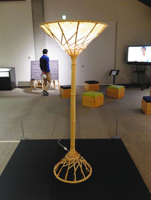 竹製スタンドランプ＝いずれも高崎市の県立歴史博物館で
