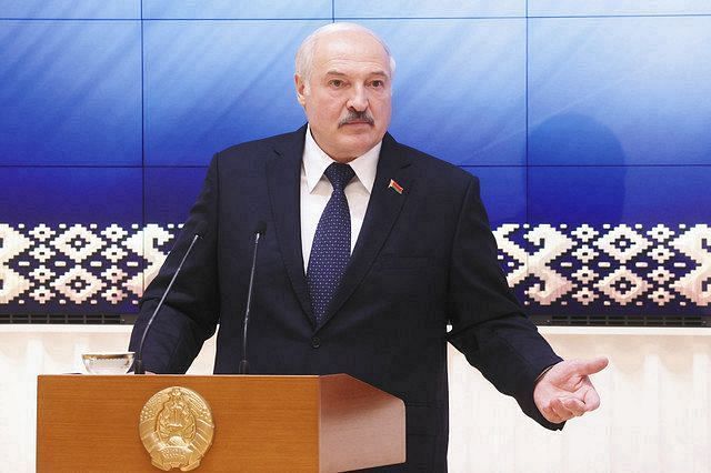 ７月２３日、ベラルーシの首都ミンスクで開かれた会合で話すルカシェンコ大統領＝ＡＰ