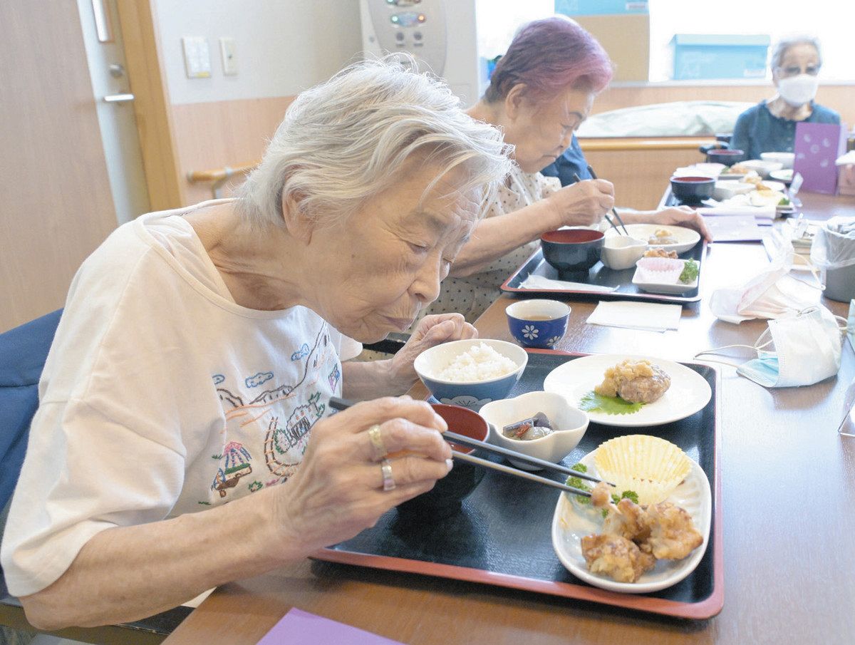 道場さん監修の料理を食べるデイサービス利用者=横浜市青葉区で