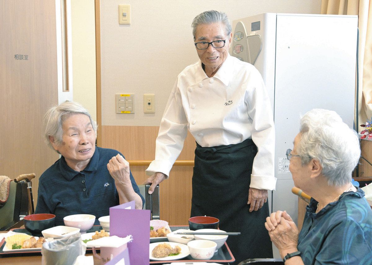 デイサービス利用者らに声を掛ける道場さん(中)=横浜市青葉区で