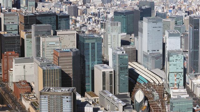東京駅を挟んで左側が丸の内のオフィス街。右側が八重洲のオフィス街