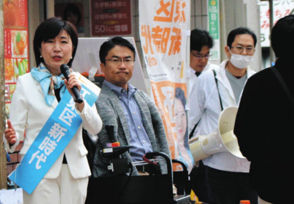 2023年4月、東京都江東区長選で、木村弥生前区長の事務所開きに出席していた乙武洋匡氏（左から2人目）。木村氏は自民推薦候補の対立候補だった