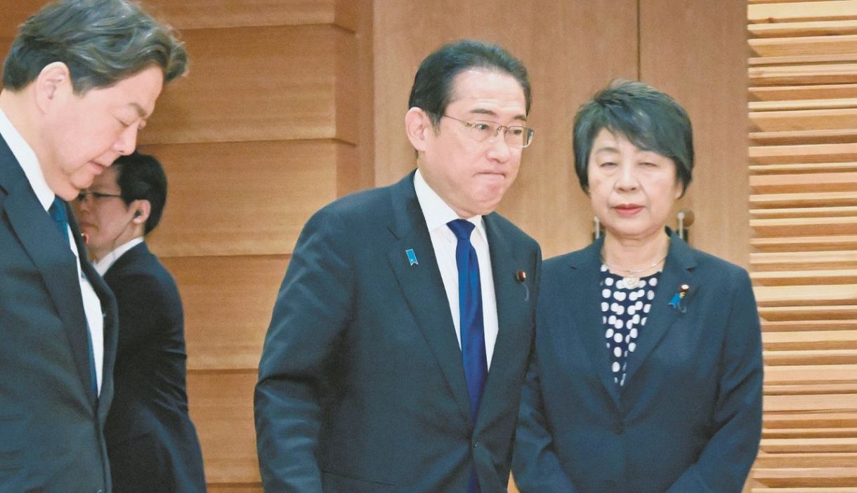 閣議に臨む岸田首相。左は林官房長官、右は上川外相