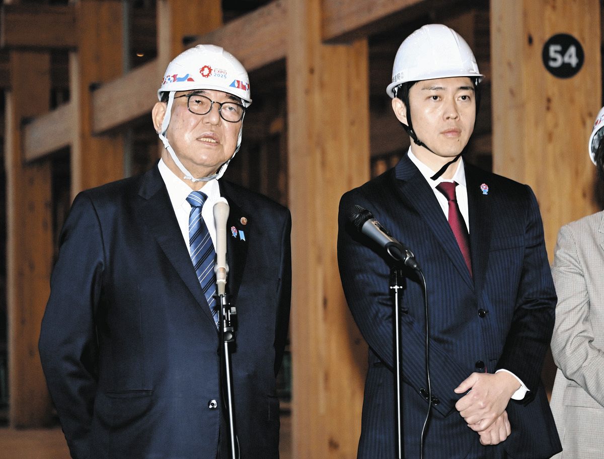 大阪・関西万博会場の視察後、取材に応じる石破首相（左）と吉村洋文大阪府知事＝大阪市此花区の夢洲で