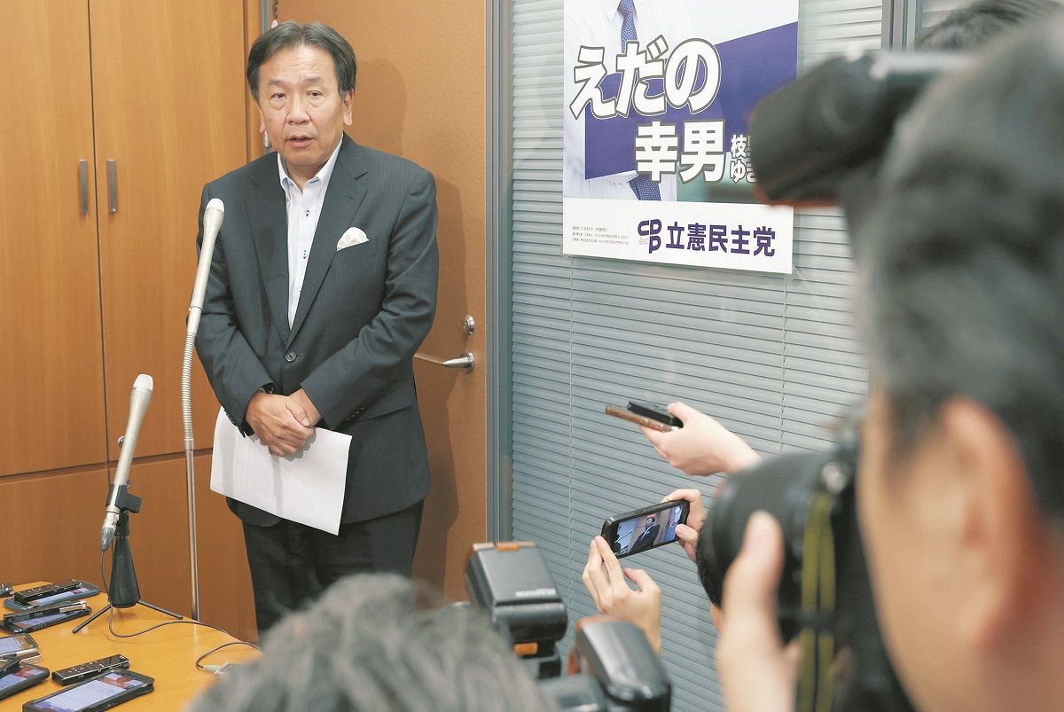 記者団の取材に応じる枝野幸男氏＝国会内で（佐藤哲紀撮影）