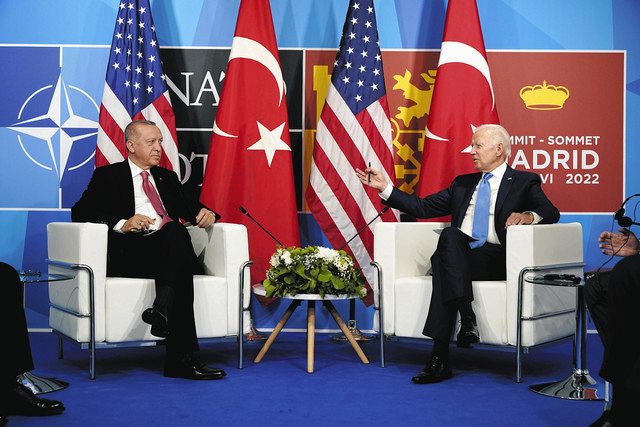 トルコのエルドアン大統領㊧と会談するバイデン米大統領＝２９日、スペイン・マドリードで（ＡＰ）