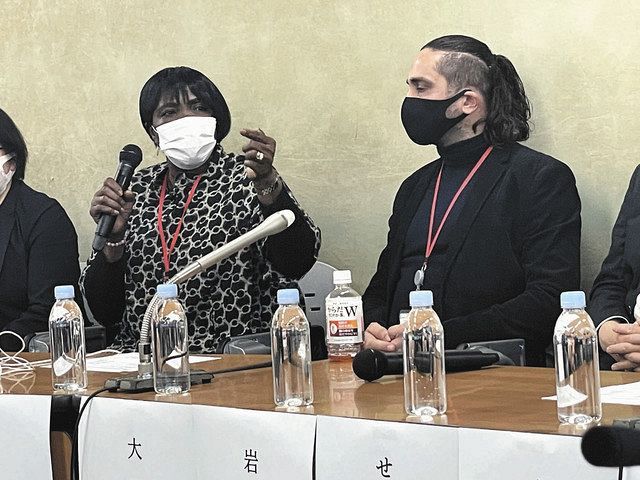 入管難民法の改正案への反対を訴えるエリザベスさん（左）ら＝７日、東京都内で 
