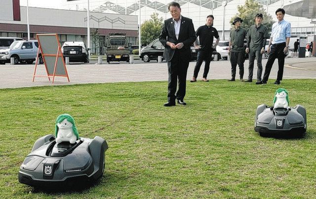 ロボット芝刈り機 伊勢崎市が駅前広場で実証実験スタート：東京新聞