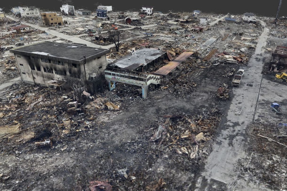 路上のがれき、津波火災を拡大 東日本大震災の岩手・山田町で：東京