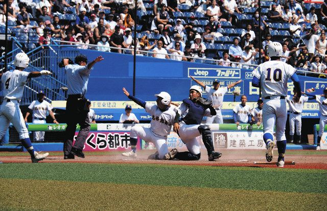 専大松戸×志学館　３回１死一、三塁、志学館・山田選手の２点適時二塁打で一塁から４点目の生還を果たした渡辺拳選手（前列左から３人目）＝いずれもＺＯＺＯマリンスタジアムで 