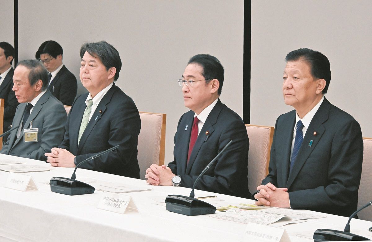 月例経済報告の関係閣僚会議に臨む岸田首相（右から2人目）