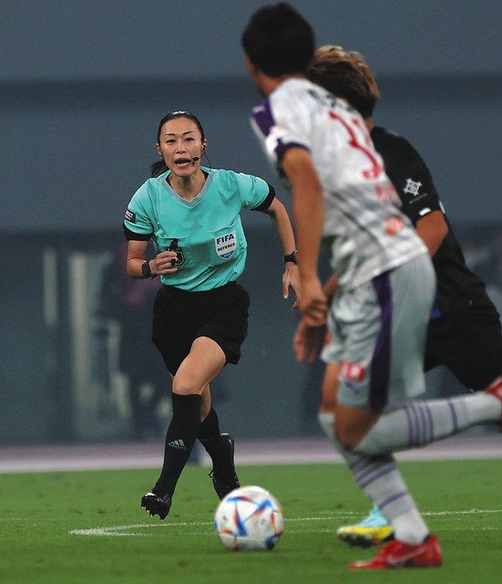 FC東京―京都戦で前半、ピッチを走る山下良美主審＝国立競技場で