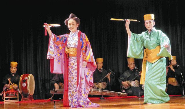 平和を願って披露された「かぎやで風」の演奏と琉球舞踊＝いずれも川崎市中原区の市平和館で
