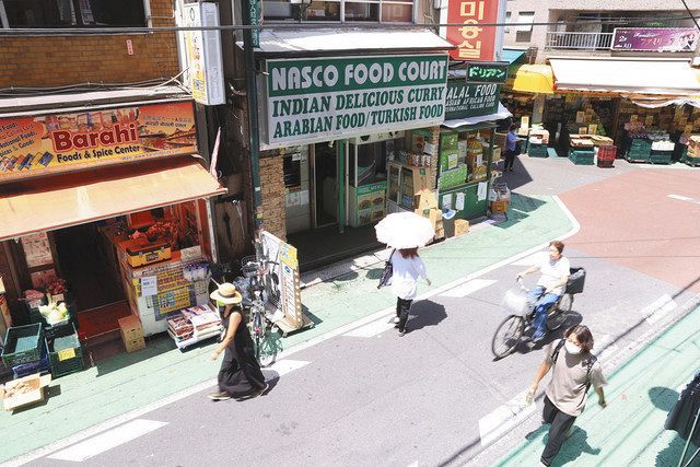 ハラル食材など中東圏の人たちを支える店舗が並ぶ通り＝東京都新宿区で