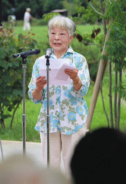 記念植樹式で反戦を訴える戦争経験者の江口幸子さん