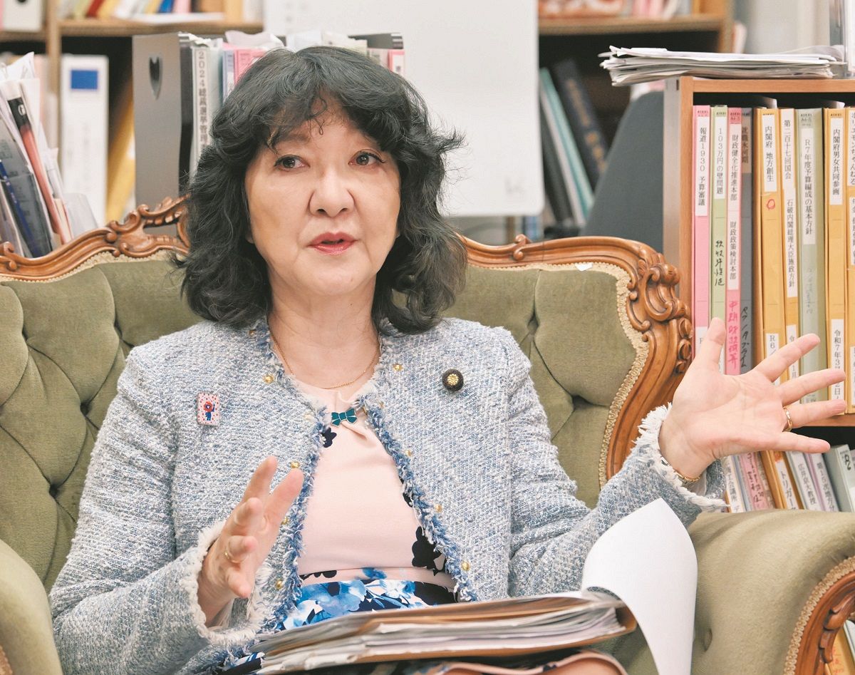 選択的夫婦別姓制度の導入を巡り、「結論を急ぐべきではない」と話す片山さつき参院議員＝4月9日、国会内で（須藤英治撮影）