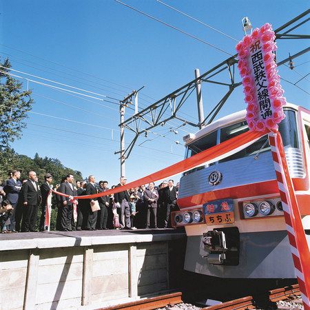 西武秩父線の開通を祝う関係者ら＝１９６９年１０月１４日、西武秩父駅で