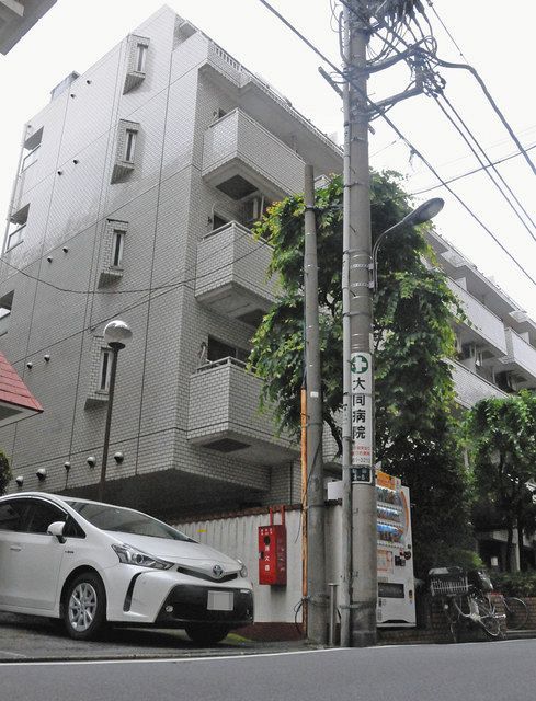 姉妹の遺体が見つかったマンション。社会から隔絶したような暮らしぶりだったという＝東京都豊島区で 