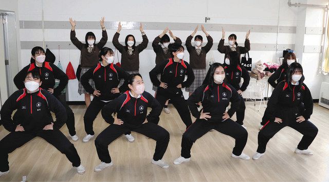 考案した介護予防体操を披露する生徒たち＝東村山市で
