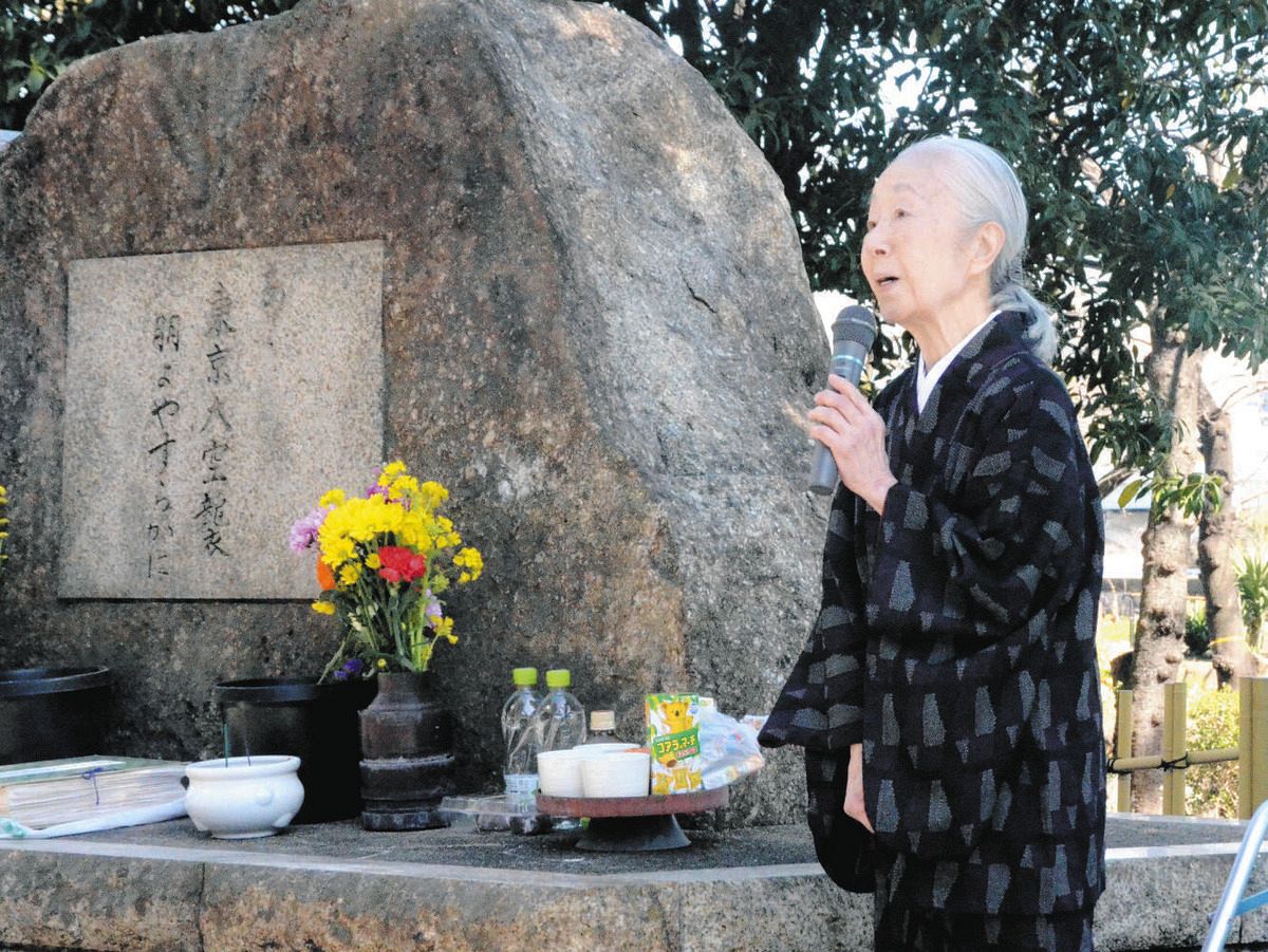 追悼碑を前に、空襲の体験を語る上野さん＝10日、東京都台東区で