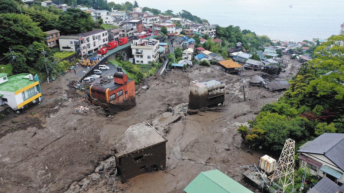 住宅地をのみ込み海まで達した土石流＝2021年7月4日