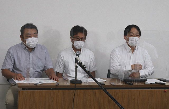 記者会見で「不公平であり不正な賠償だ」と東京電力を批判する福島県農民連の佐々木健洋事務局長（中央）ら＝２２日、福島市で