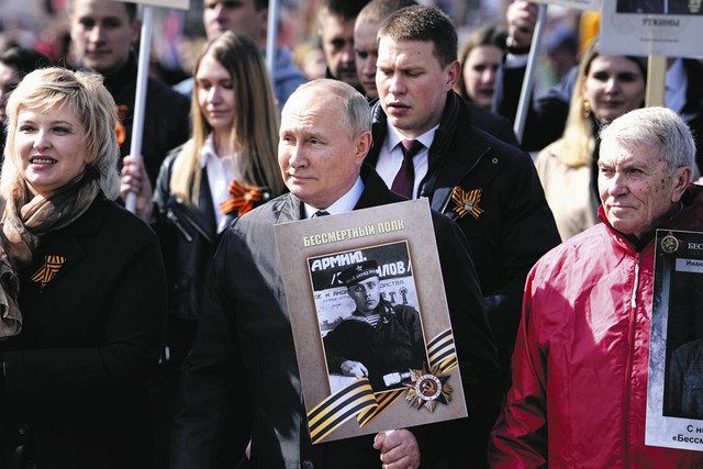 ウクライナでの戦死者も 英雄 に ロシアで対独戦勝パレード 遺影掲げ 侵攻に異論語る人も 東京新聞 Tokyo Web