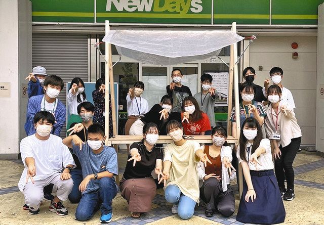 アンテナショップを開く、ユース部会の生徒たち＝木更津市で
