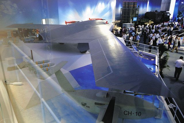 ２０１８年１１月の珠海航空ショーでも展示された大型無人攻撃機「彩虹７」＝ＡＰ
