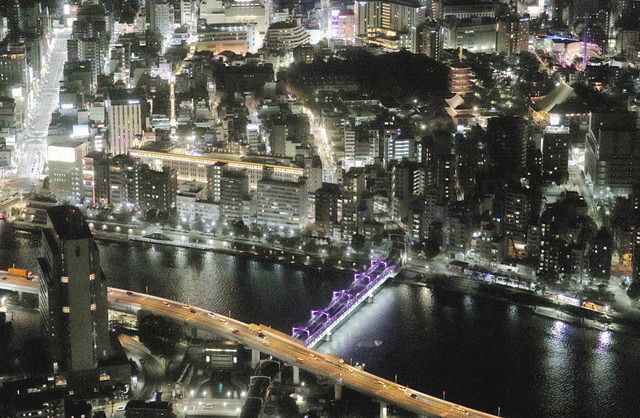 地上３５０メートル地点の天望デッキから撮影した夜景。中心部にはタワーと連動して光る隅田川橋梁、右上には浅草の繁華街がある＝墨田区の東京スカイツリーで　＜Ｃａｎｏｎ　ＥＯＳ９０００Ｄ　ＥＦ－Ｓ５５－２５０ミリ、５０分の１秒、絞りｆ４、ＩＳＯ３２００＞