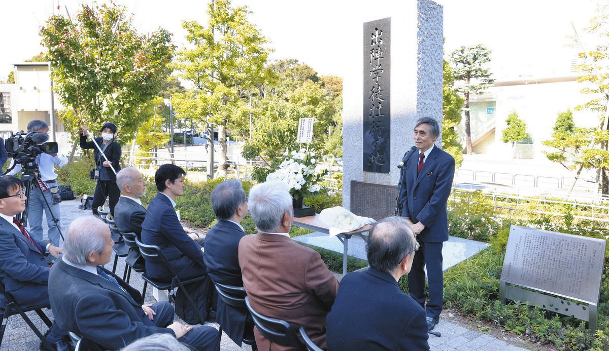 「出陣学徒壮行の地」碑前であいさつする早稲田大学出陣学徒の会・杉浦利重会長＝21日、東京都新宿区で（市川和宏撮影）