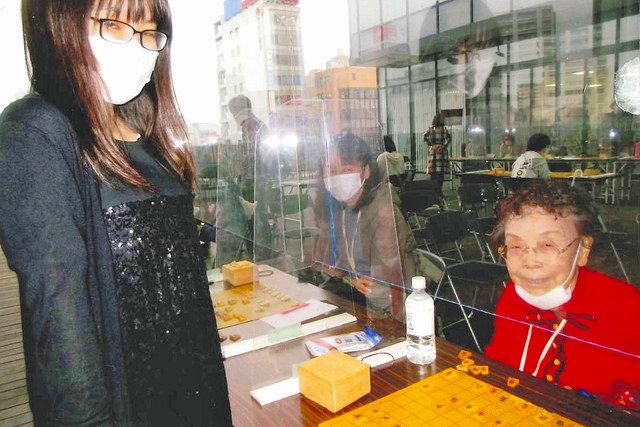 イベントで女流棋士・山口仁子梨（にこり）さん㊧の指導対局を受ける森さち子さん㊨＝昨年3月、愛知県一宮市で（家族提供）