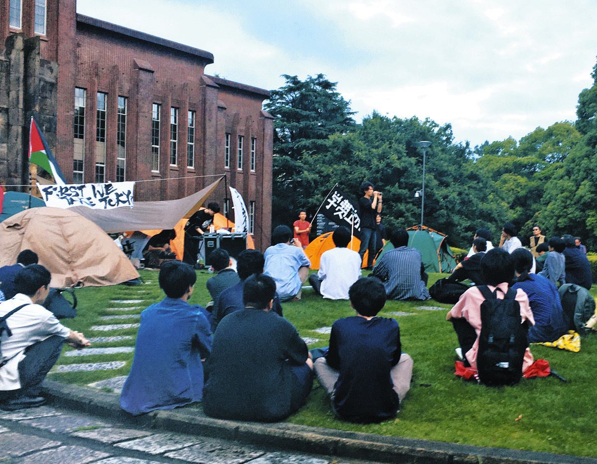 授業料値上げに反対するため、東京大の安田講堂前で開かれた集会＝6月、東京都文京区で