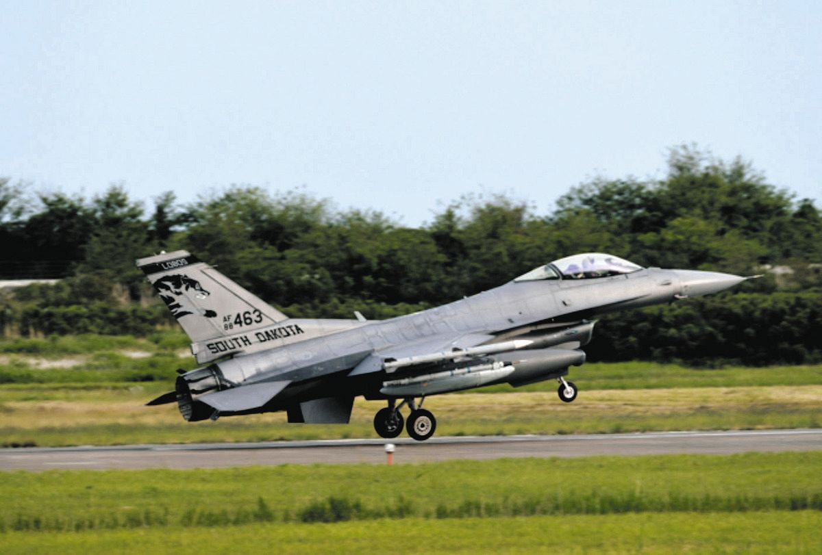 大規模軍事演習「バリアント・シールド（勇敢な盾）」で、航空自衛隊松島基地に飛来した米軍F16戦闘機（防衛省提供）