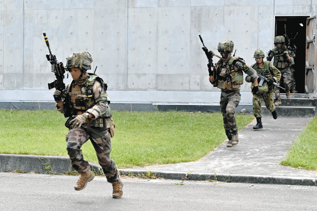 フランス陸軍と自衛隊が国内で初めて実施した対ゲリラ訓練（防衛省提供）