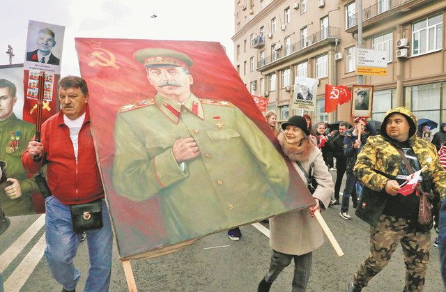 ﻿9日、「不滅の連隊」でスターリンの肖像画を掲げて行進をする市民＝モスクワのトベルスカヤ通りで
