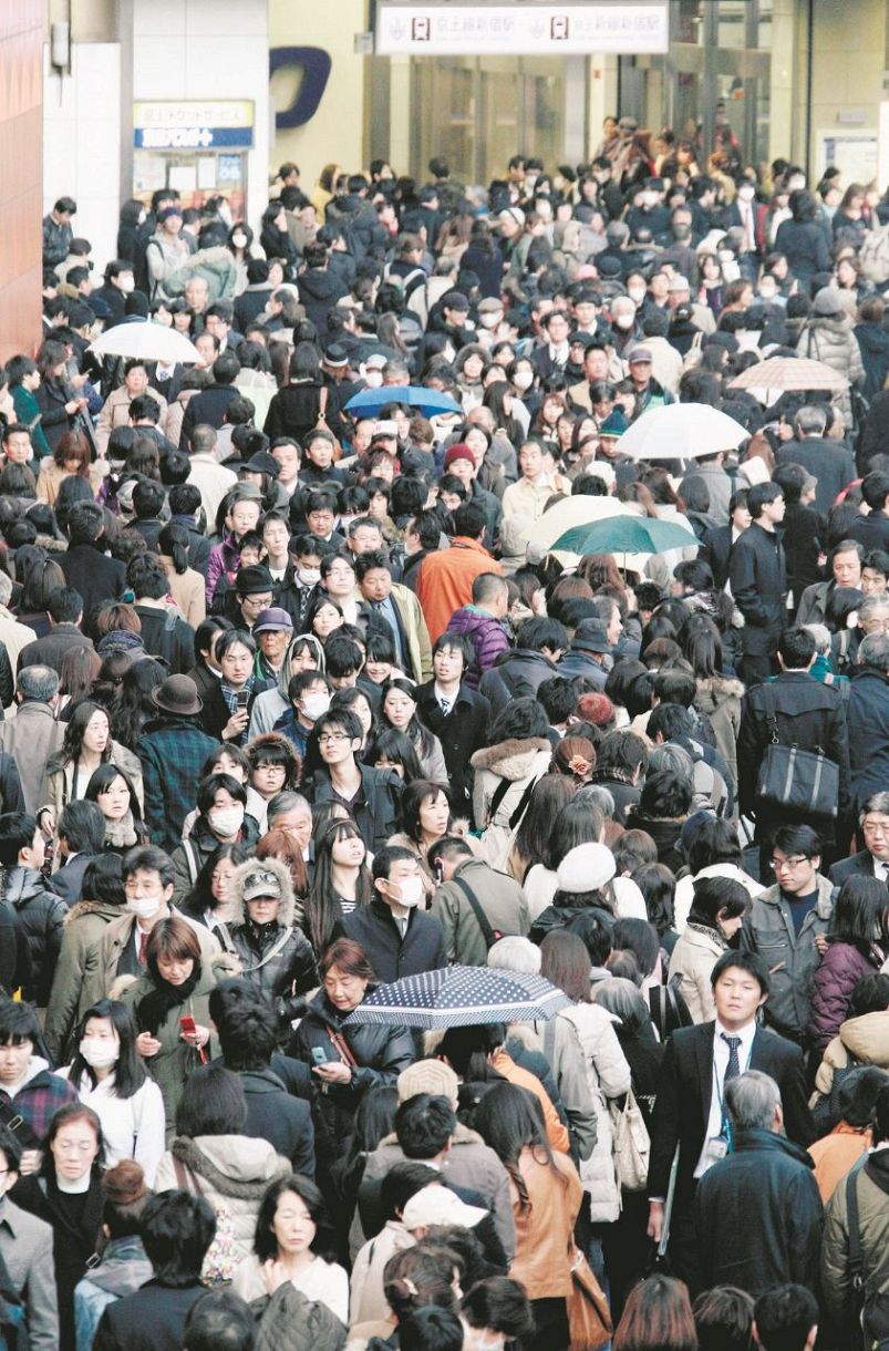 東日本大震災の際、地震で鉄道が一斉にストップし、行き場を失った人たちであふれかえる新宿駅西口周辺（2011年3月11日午後4時7分撮影）