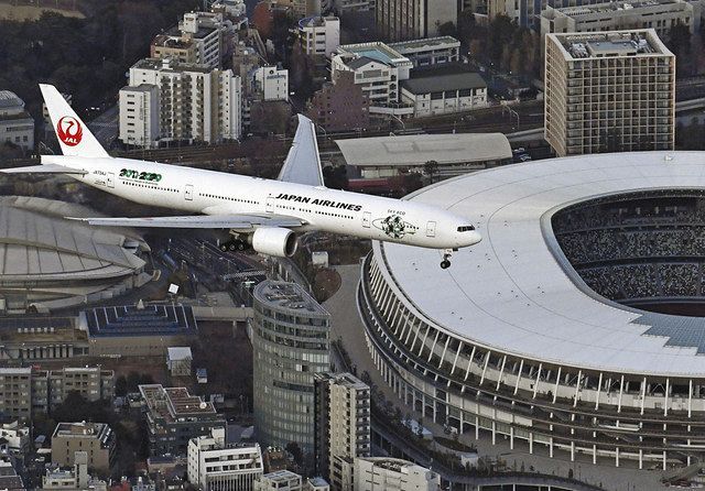 羽田新ルートの都心上空を飛行する旅客機＝2020年２月、東京都内で、本社ヘリ「おおづる」から