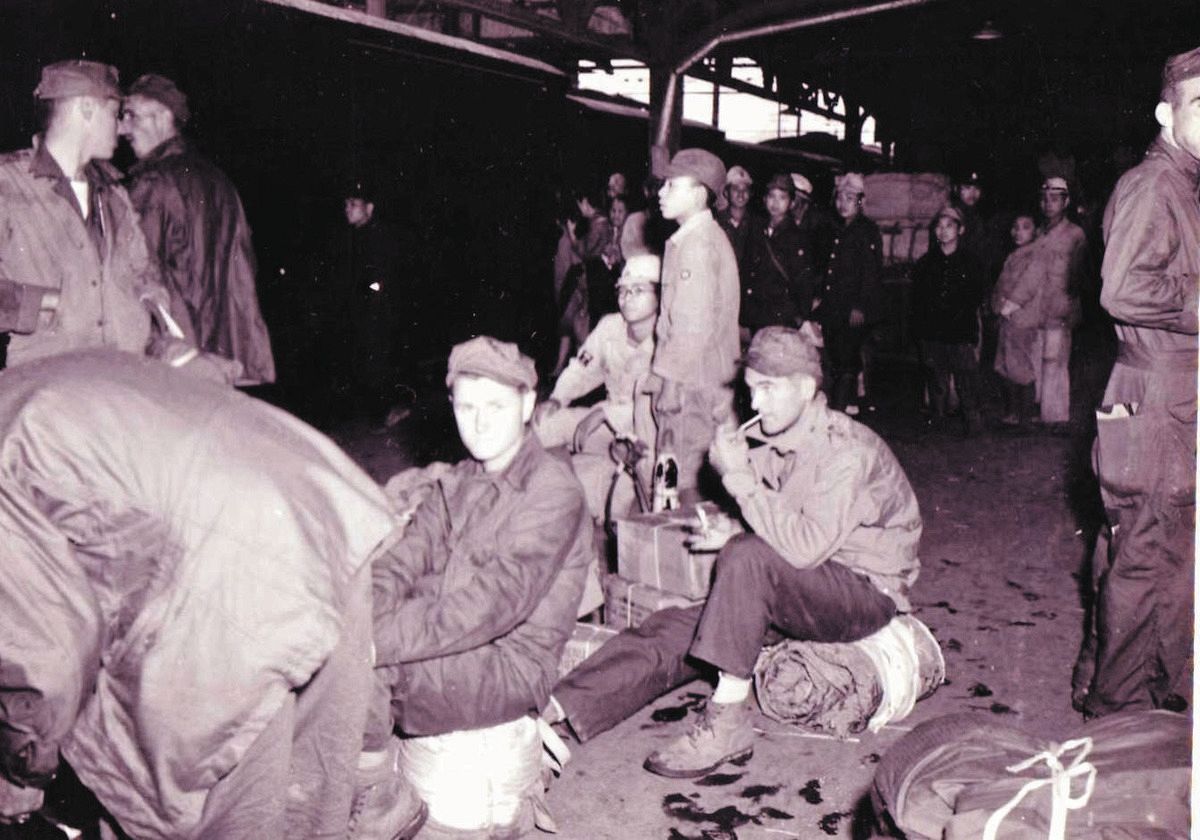 大船駅（神奈川県鎌倉市）の捕虜たち。1945年9月1日撮影（工藤洋三氏提供、米国公文書館所蔵）