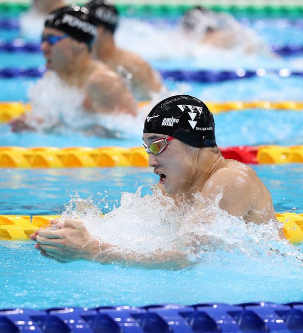 男子200メートル平泳ぎ　日本新記録で優勝した佐藤翔馬（手前）
