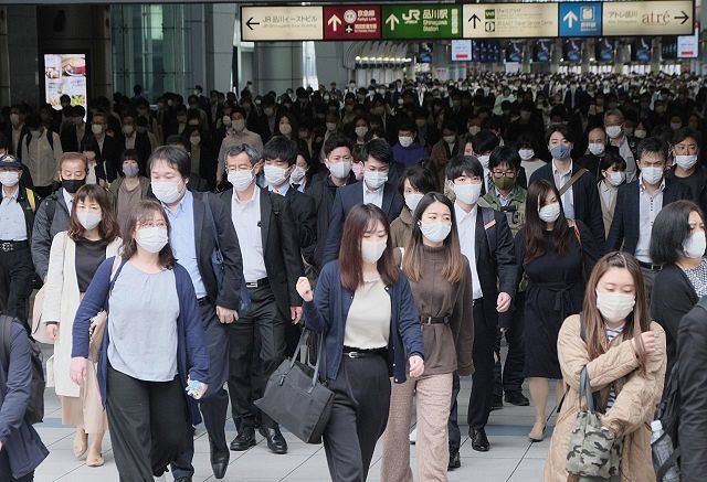 People who commute wearing masks