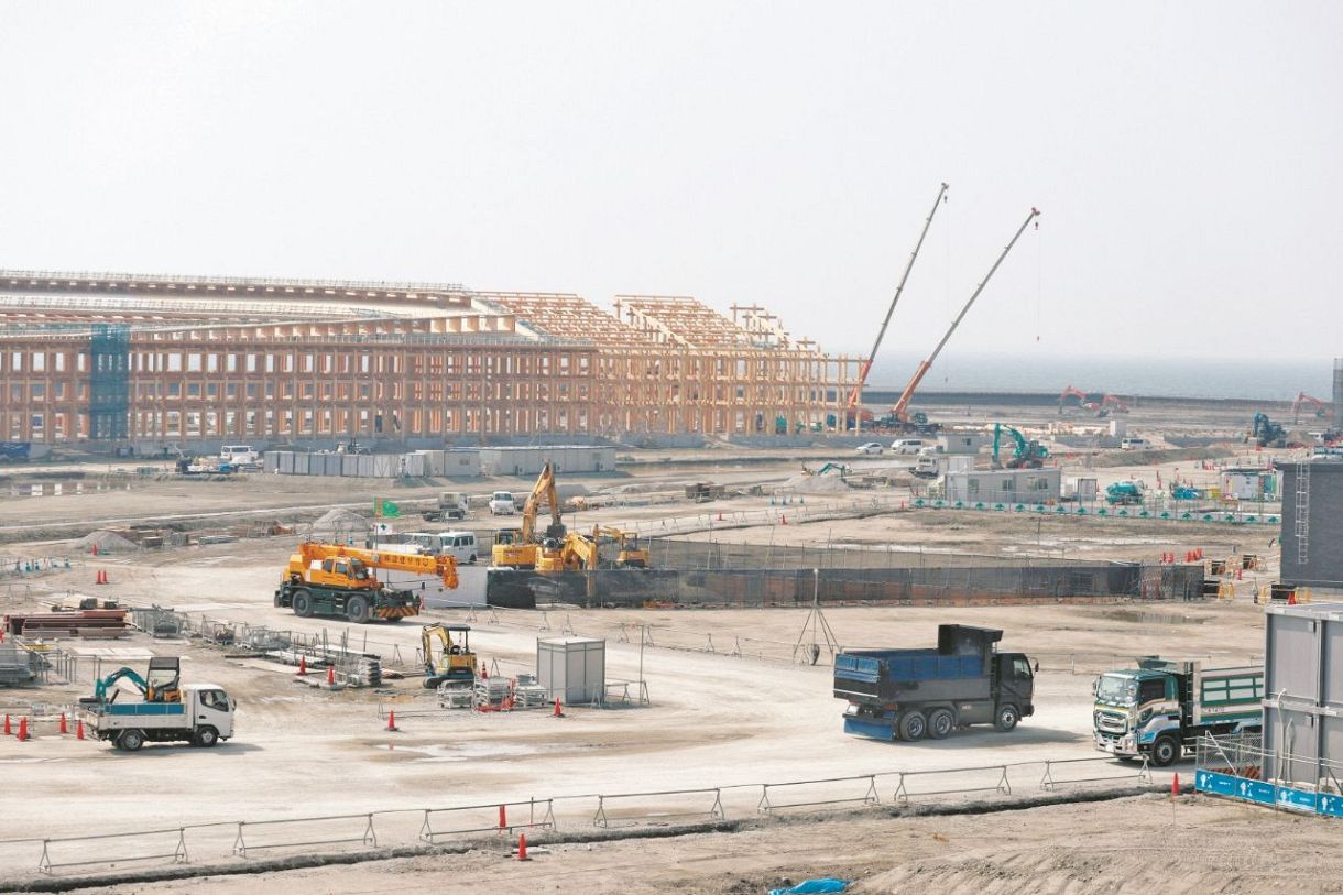 大阪・関西万博の会場建設が進む大阪湾の人工島・夢洲。木造の大屋根（リング）は万博のシンボルとなる＝3月4日