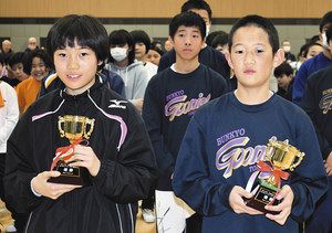 前年度優勝のグーニーズ・薄倉（右）と、湯島小ＭＢＣ・熊谷（左）の両主将がそれぞれ優勝カップを返還した