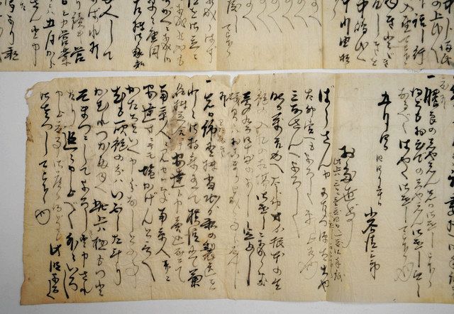 ふすまの下張りから見つかった、清三郎が妻に宛てた手紙＝千葉県館山市で