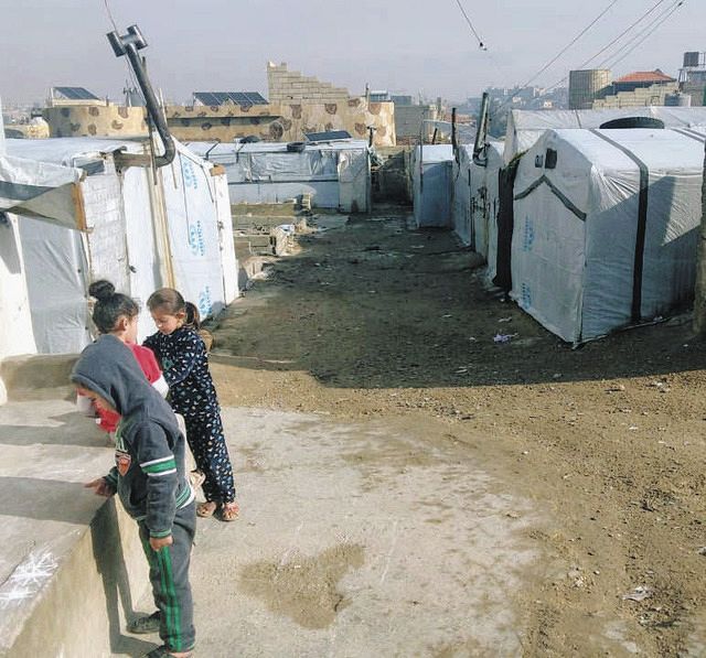 2022年12月末、レバノン東部アルサルのシリア難民キャンプ。簡素なテントからはストーブの煙突が出ている=アルゼインさん提供