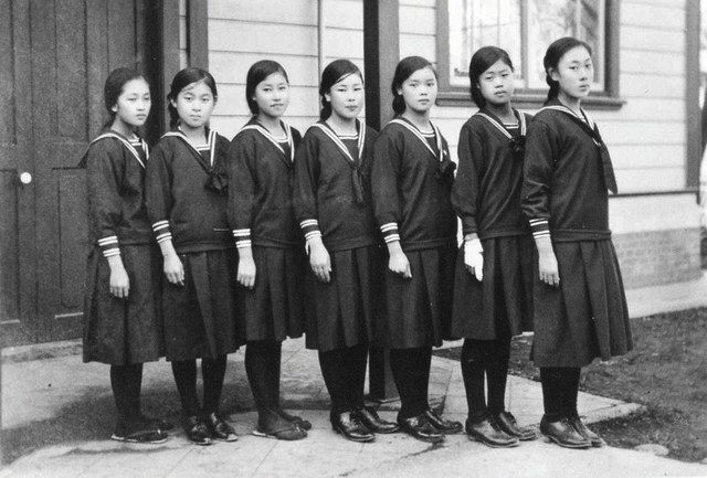 １９２１（大正１０）年の集合写真。日本最古のセーラー服姿の生徒たち＝セーラー服の写真はいずれも金城学院提供

