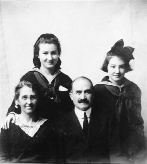 １９２０〜２１年、米国から金城学院に赴任したローガン夫妻とセーラー服姿の娘たち
