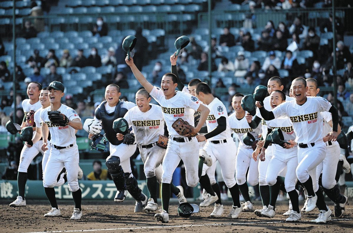 第78回センバツ高校野球大会の記念ボールとスタンド（駒大苫小牧 第78 