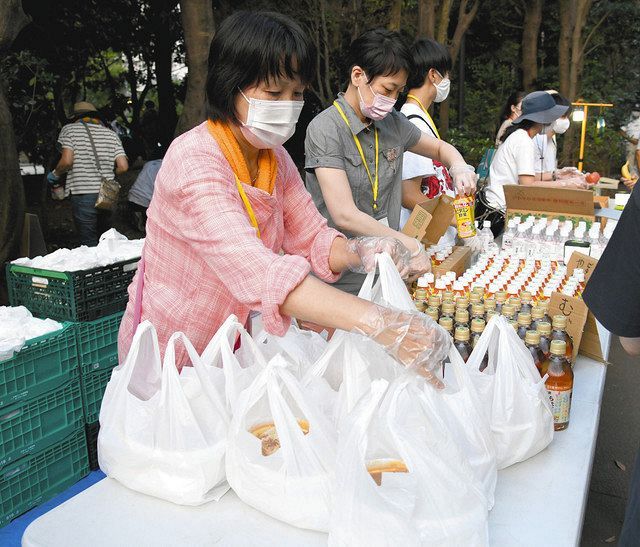 仕事や住まいを失った人たちに食品や飲み物を配るＮＰＯ法人のメンバーら＝東京都豊島区