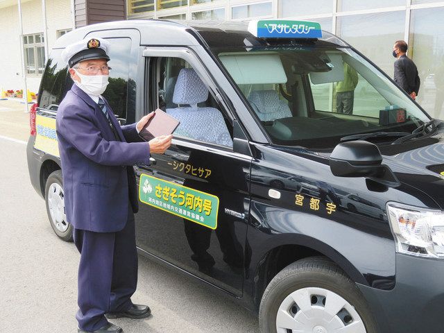 運転手もタブレット端末で運行を管理する＝宇都宮市で 